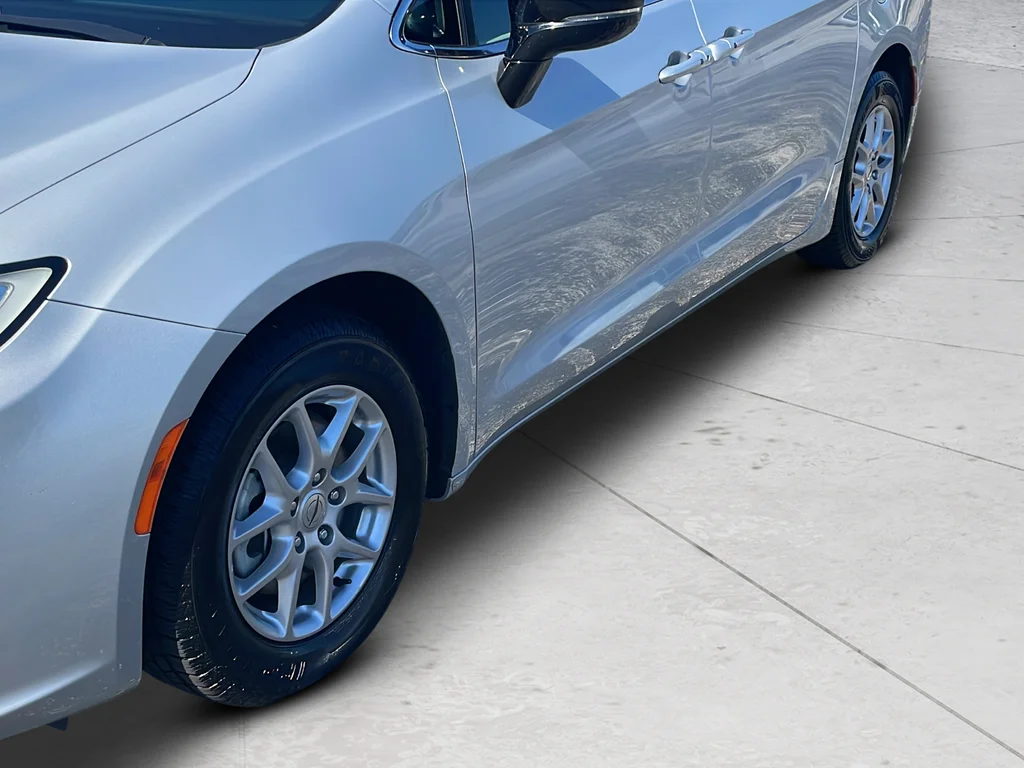 Used 2024 Silver Chrysler Touring L image 37
