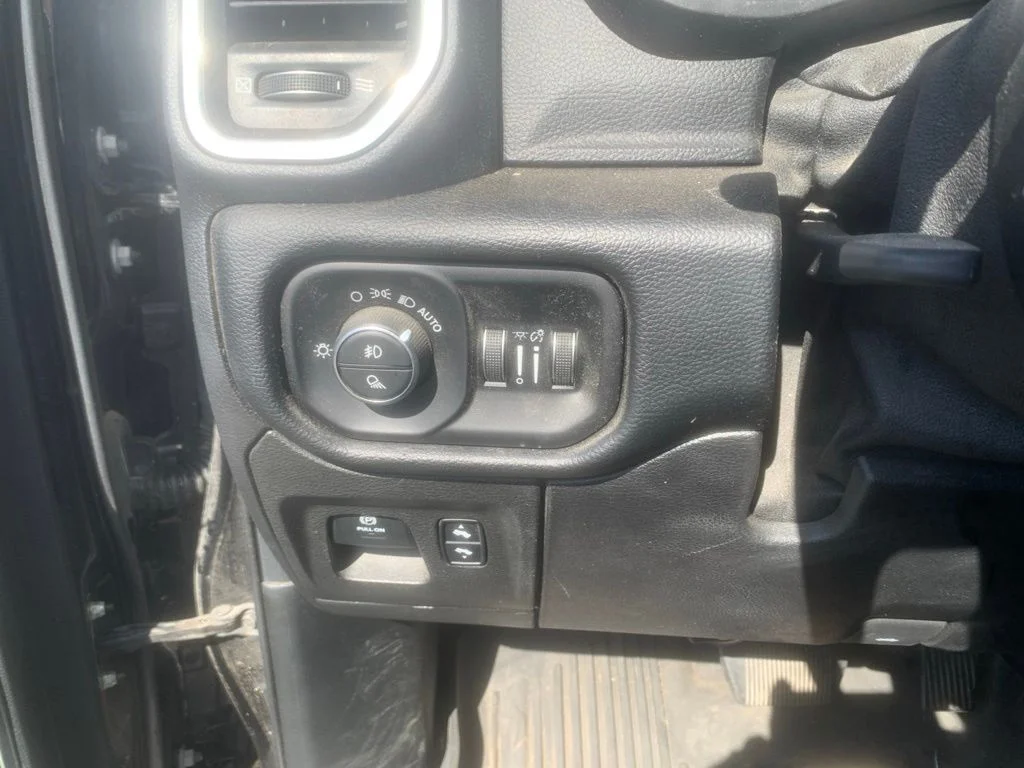 Used 2019 Diamond Black Crystal Pearlcoat Ram Laramie image 16