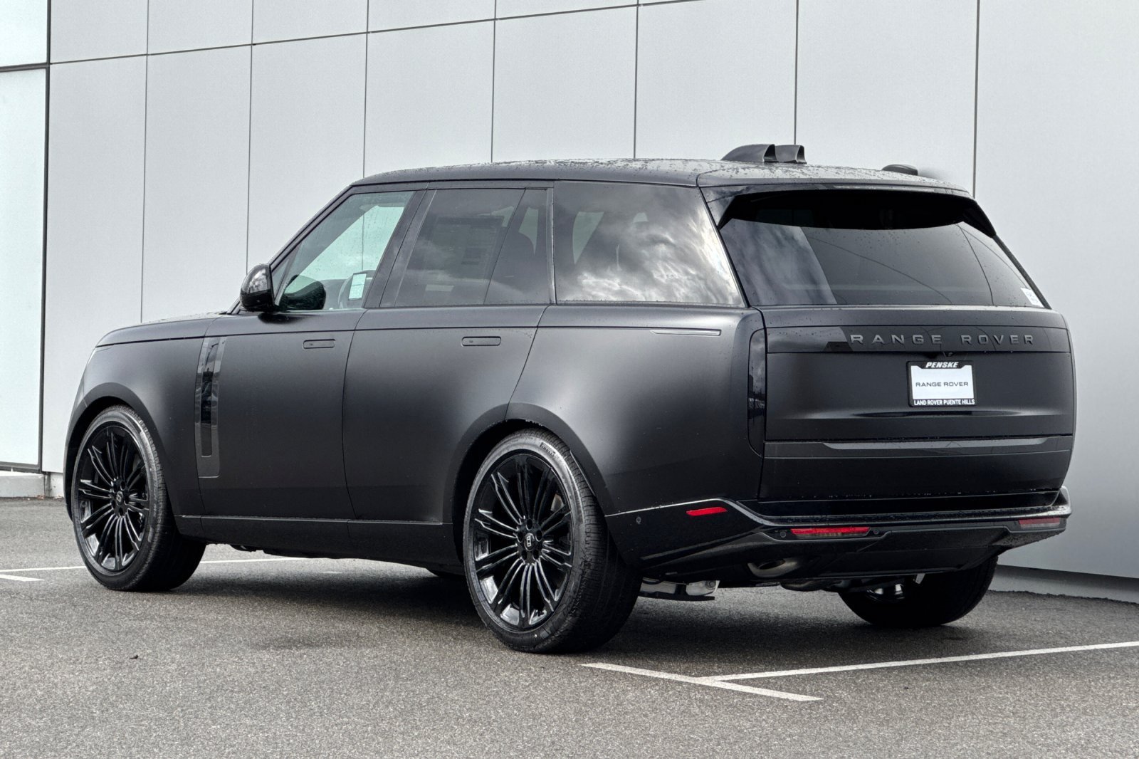 New 2027 Obsidian Black Satin Land Rover SE image 3