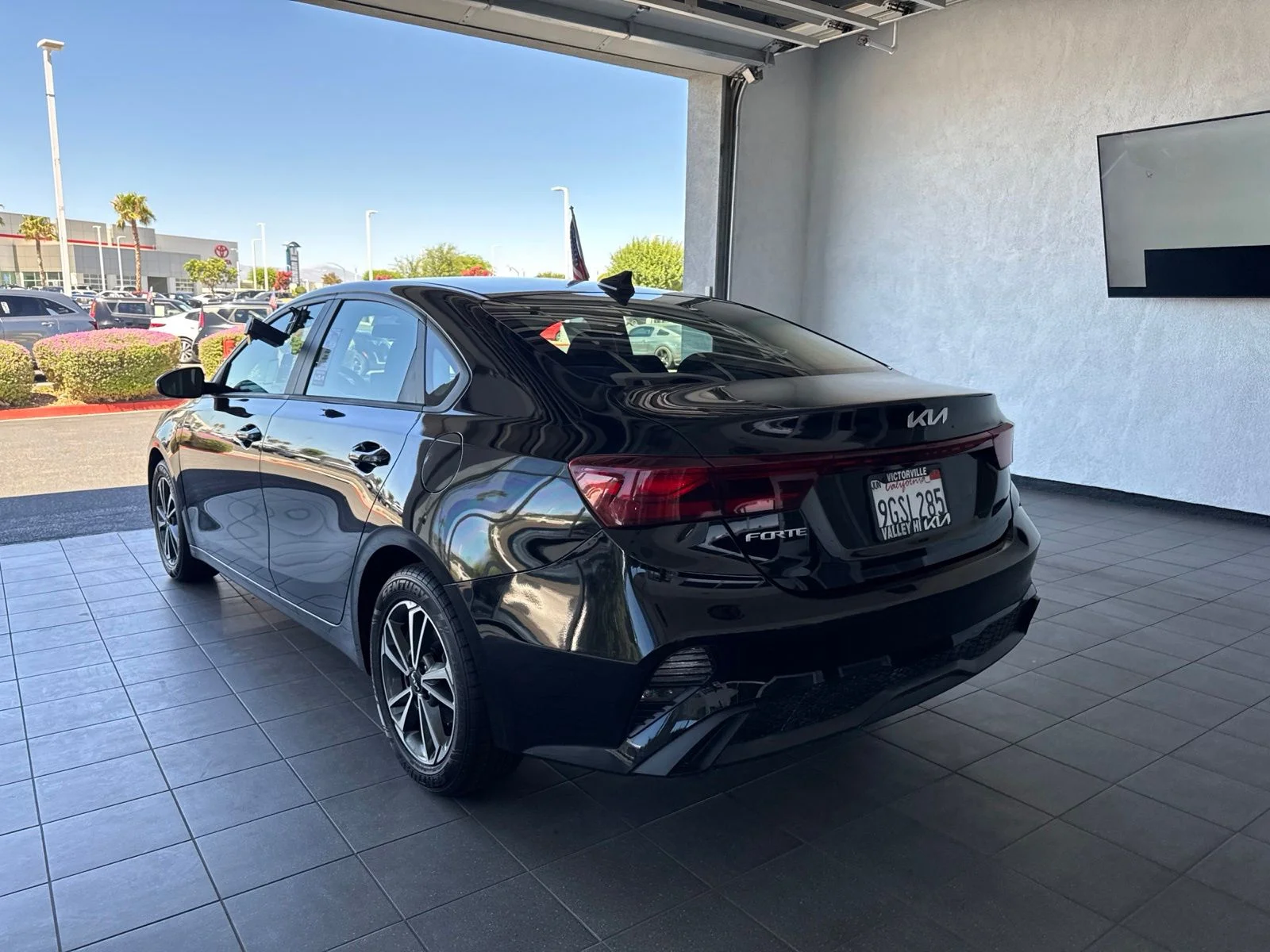 Used 2023 Aurora Black Pearl Kia LXS image 10