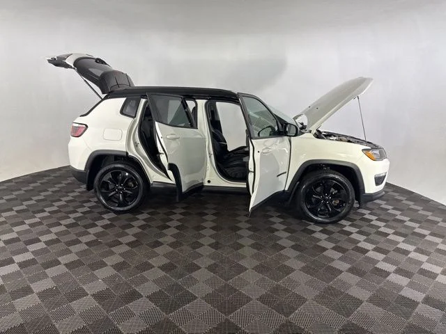 Used 2018 White Jeep Latitude image 13