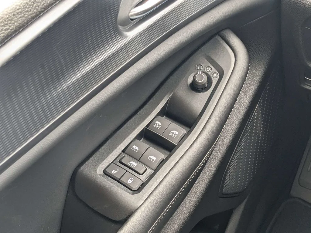 New 2026 Diamond Black Crystal Pearlcoat Jeep Laredo image 22