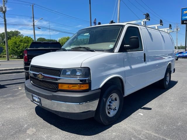 New 2025 Summit White Chevrolet WT image 14
