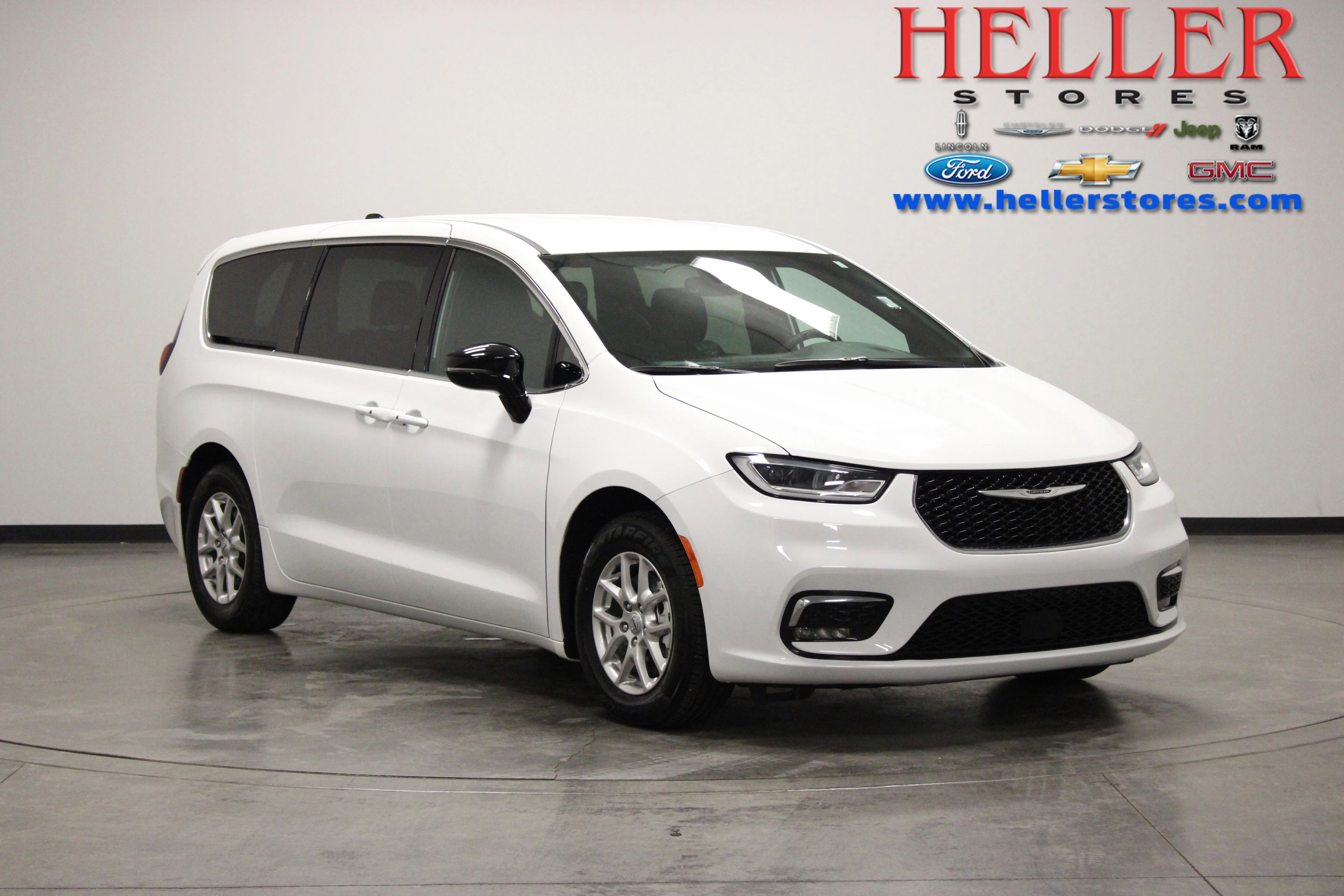 2025 Chrysler Pacifica Select's photo