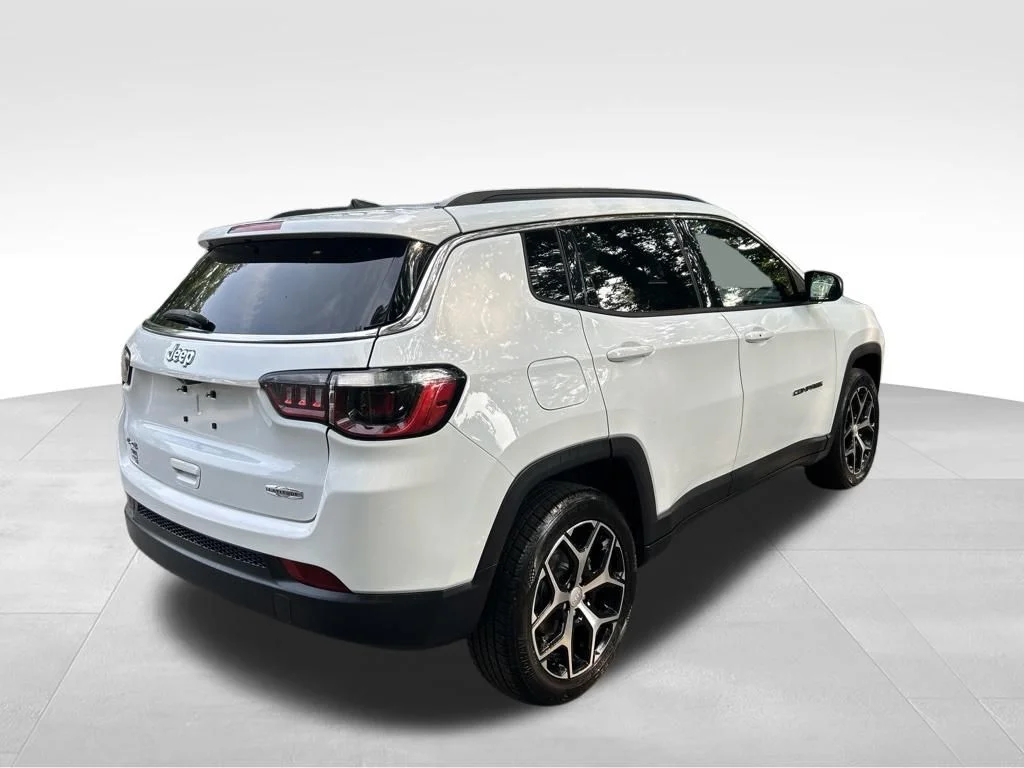 Used 2024 White Jeep Latitude image 5