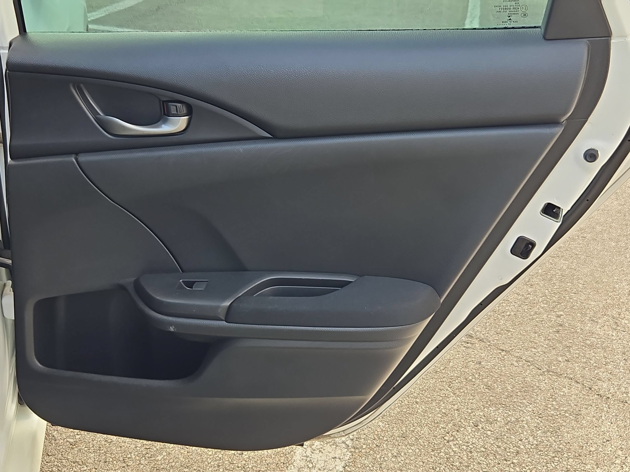 Used 2018 White Honda  image 26