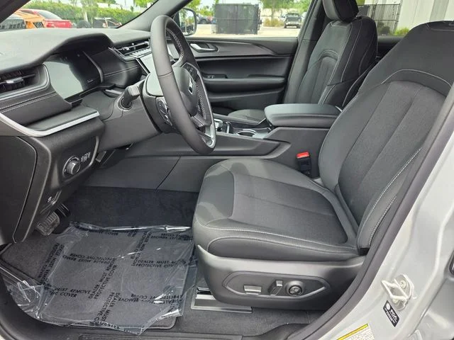 New 2026 Silver Zynith Jeep Laredo X image 3