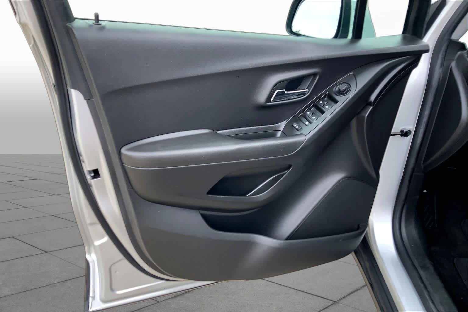 Used 2019 Silver Ice Metallic Chevrolet LT image 21