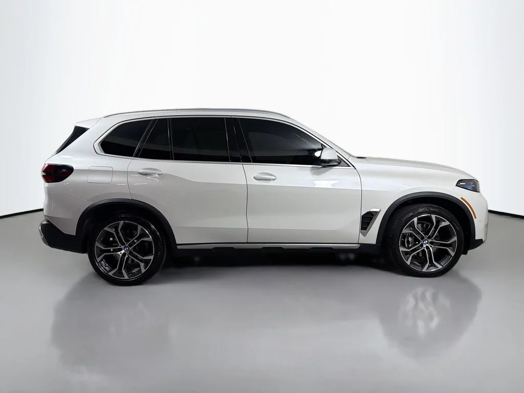 Used 2024 White BMW sDrive40i image 4