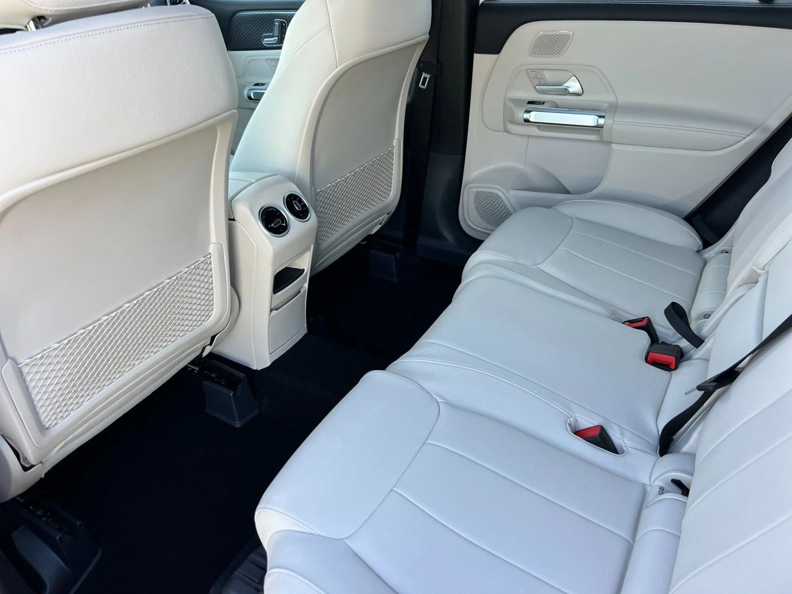 New 2026 White Mercedes-Benz GLB 250 image 4