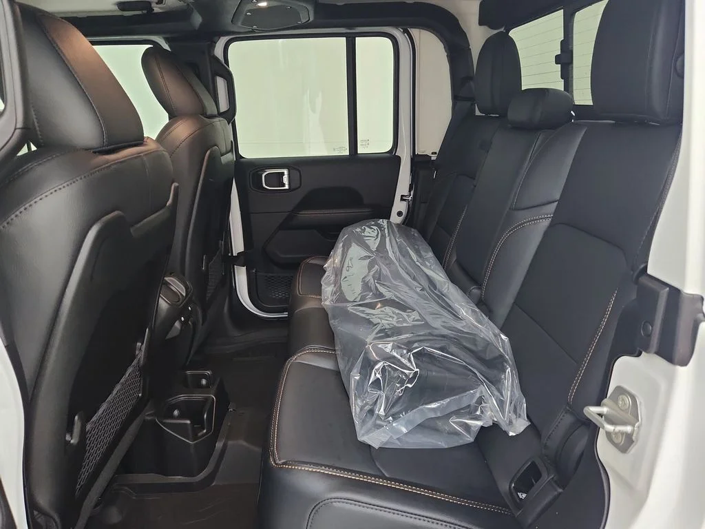 New 2026 Bright White Clear-Coat Exterior Paint Jeep Sahara image 30