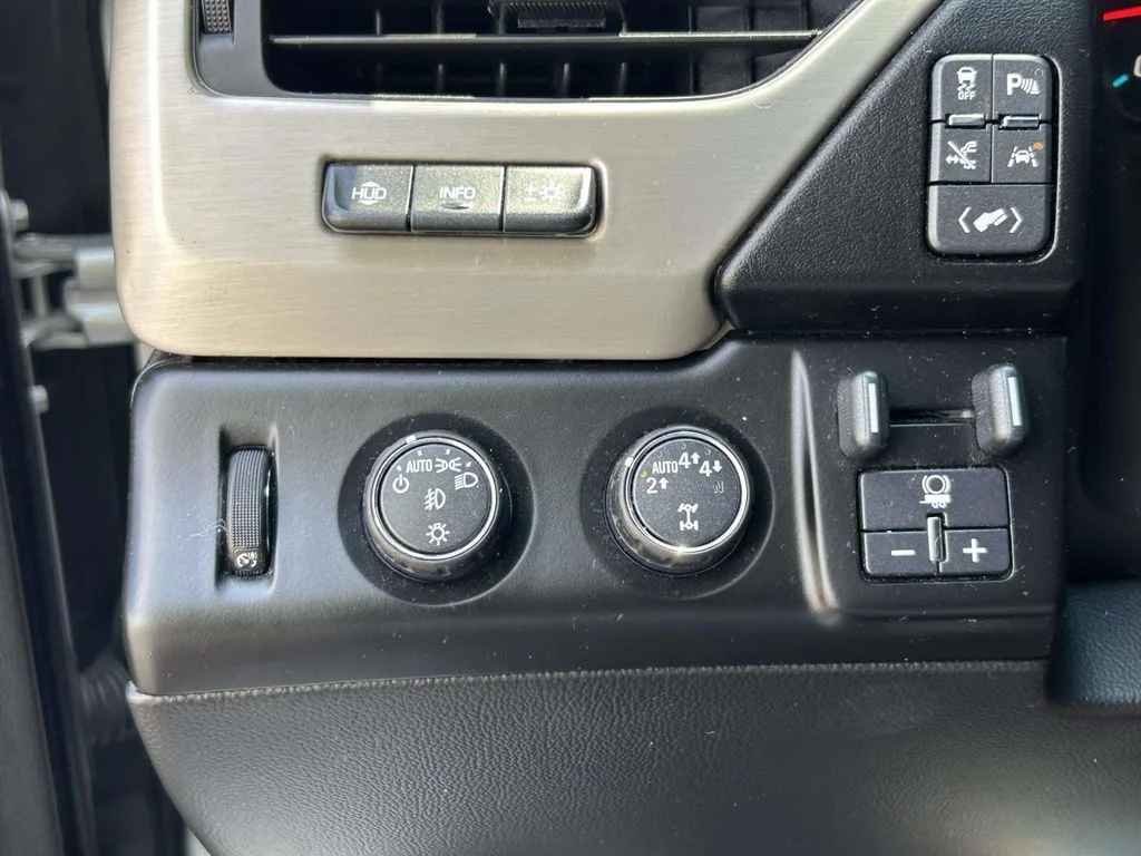 Used 2017 Silver GMC Denali image 22