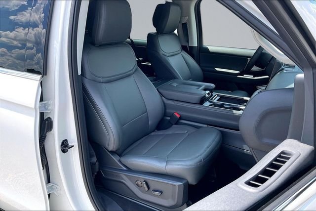 New 2027 Star White Metallic Tri-Coat Ford MAX Active image 33