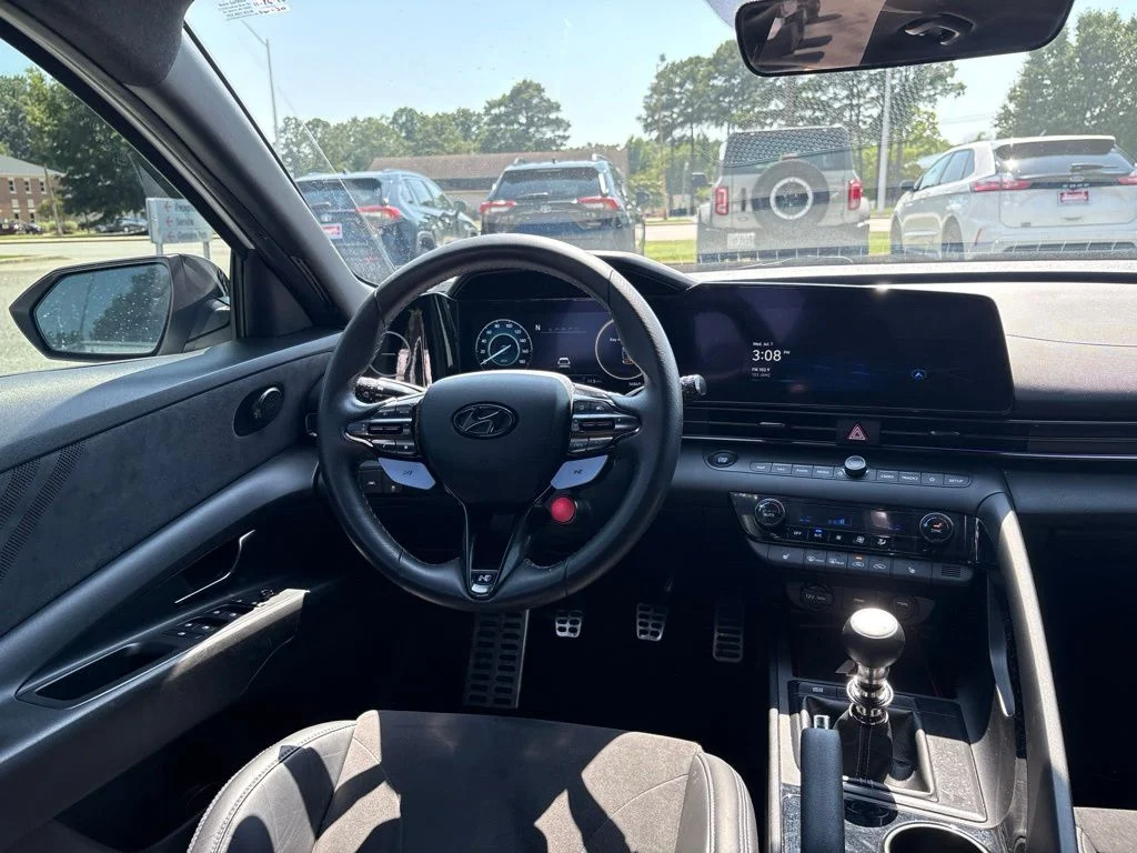 Used 2022 Ceramic White Hyundai Base image 9