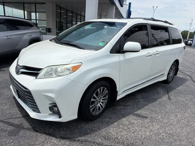 2018 Toyota Sienna XLE Auto Access Seat