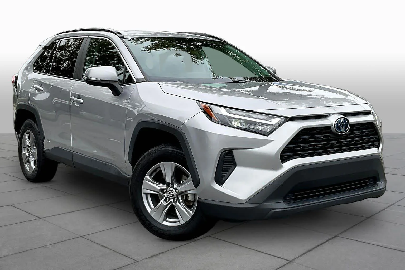 Used 2022 Silver Sky Metallic Toyota Hybrid XLE image 3