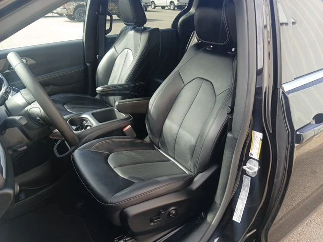 Used 2025 Black Chrysler Select image 32