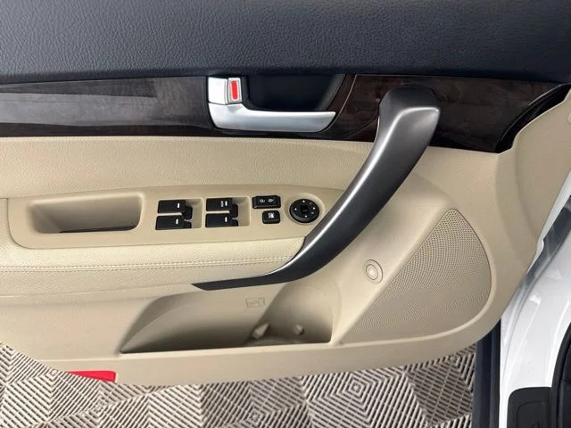 Used 2015 White Kia LX image 18