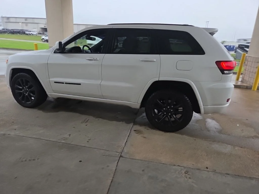 Used 2019 White/off-white Jeep Altitude image 4
