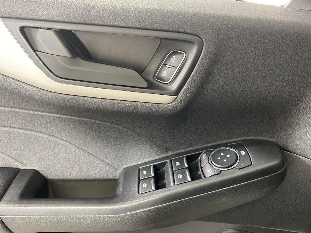 Used 2022 Wh Ford SE image 10