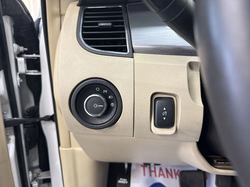 Used 2015 Oxford White Ford SEL image 24