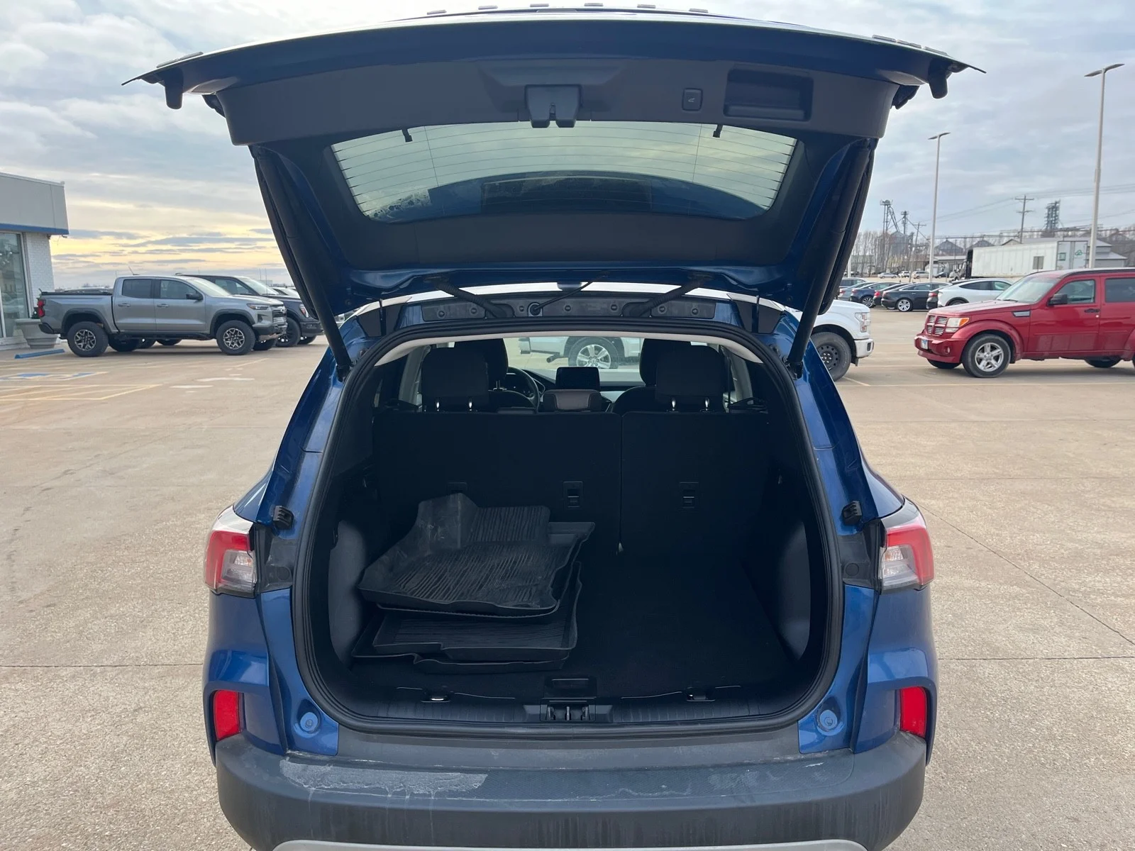 Used 2022 Atlas Blue Metallic Ford SE image 24