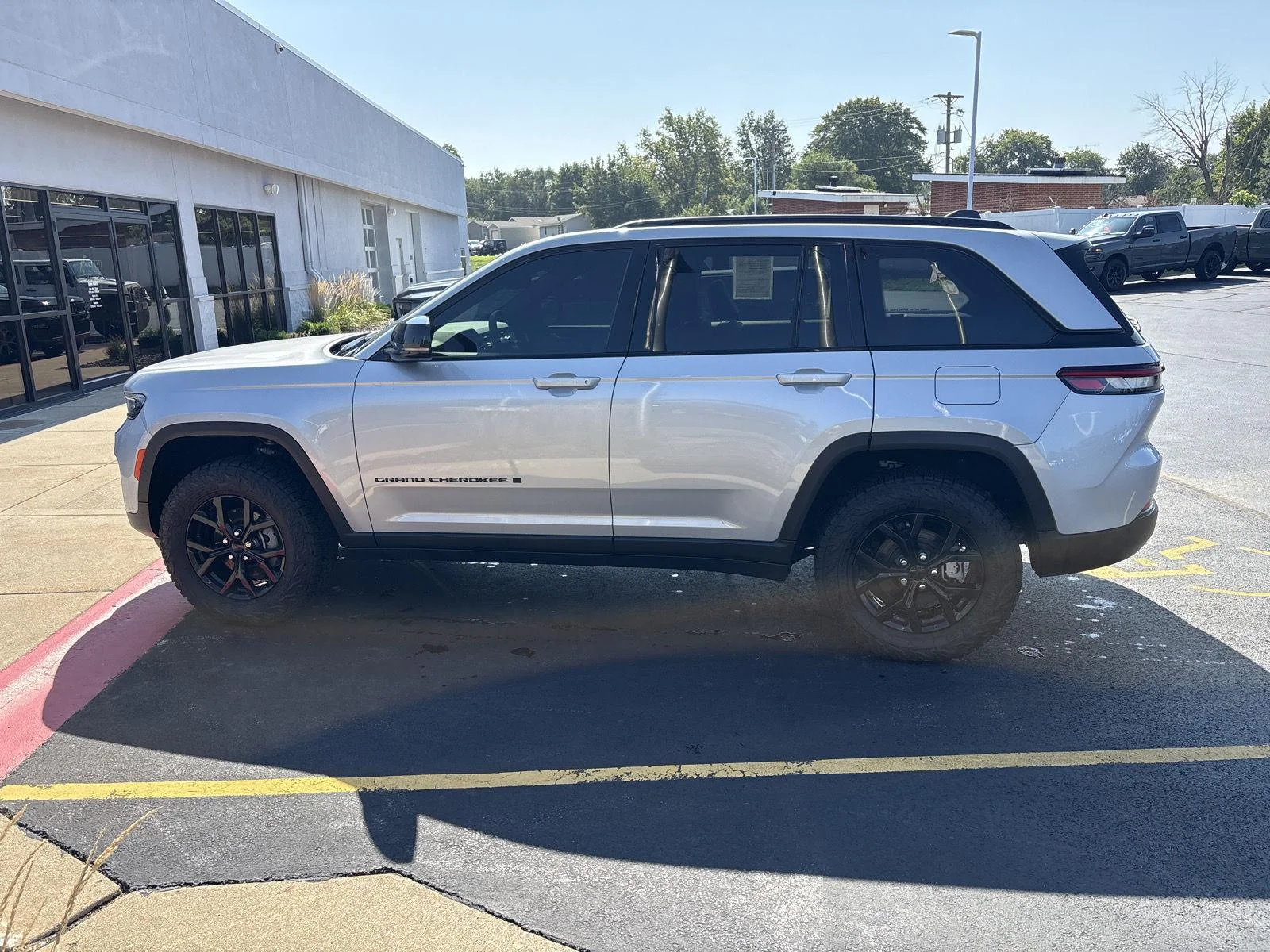 Used 2025 Silver Zynith Jeep Altitude image 8