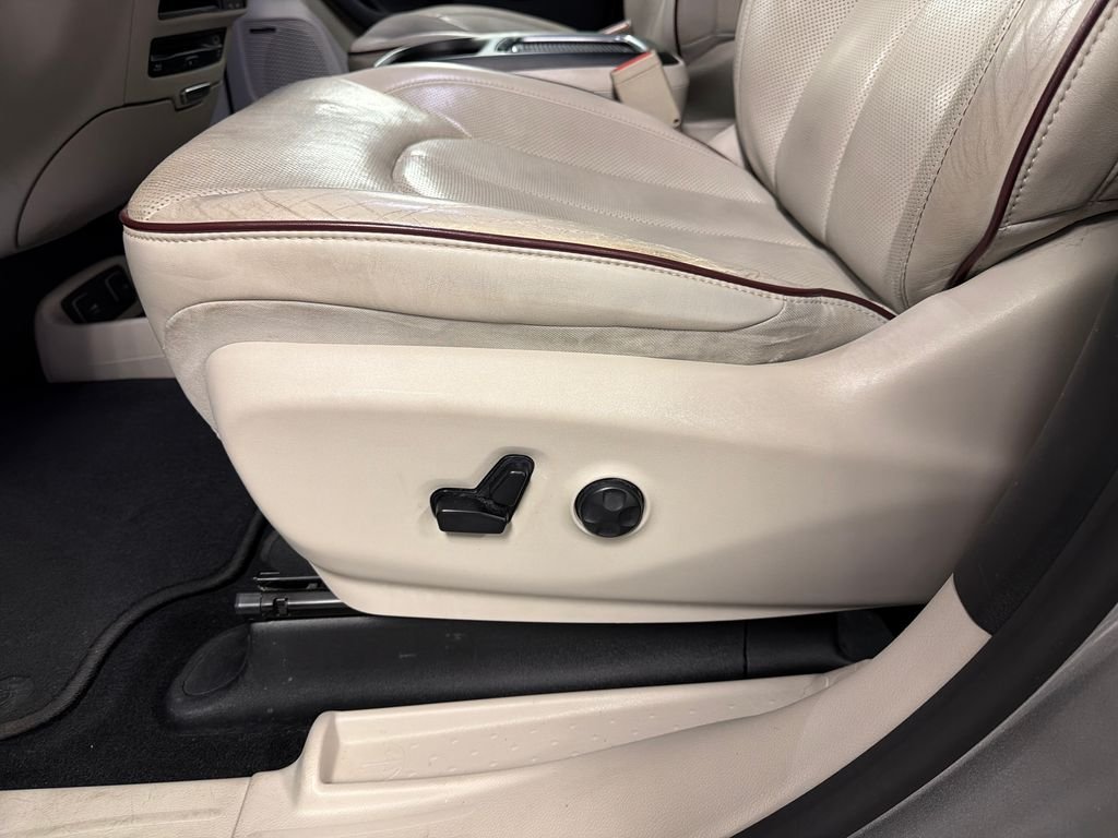 Used 2019 Silver Chrysler Limited image 27