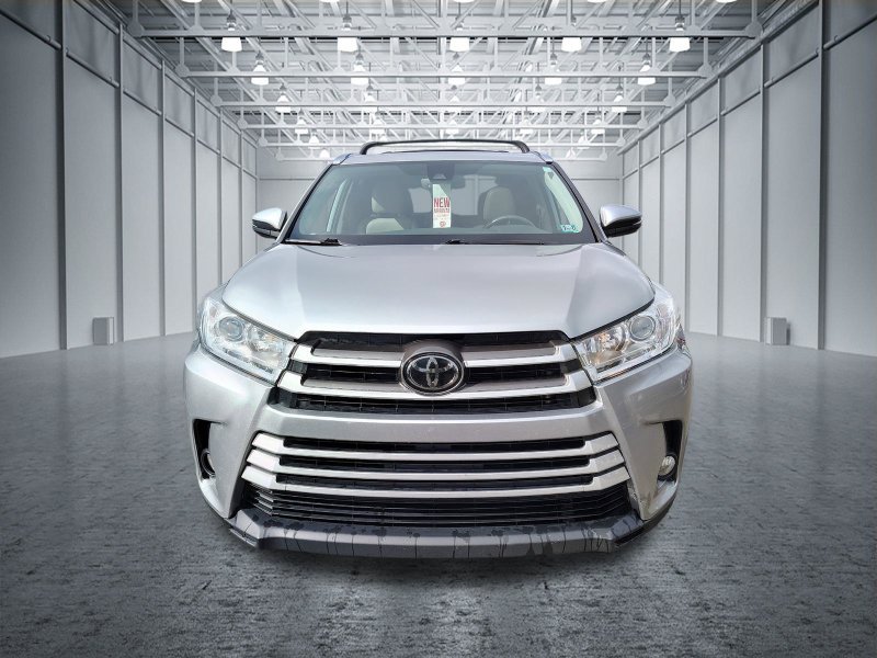 Used 2018 Silver Toyota XLE image 2