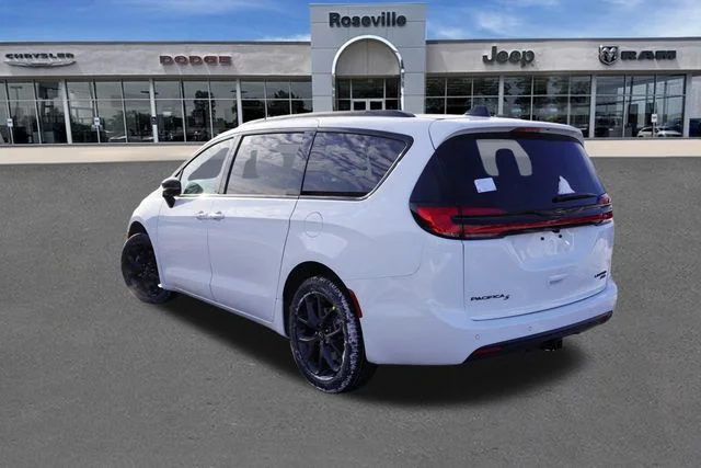 New 2026 Bright White Clear-Coat Exterior Paint Chrysler Limited image 5