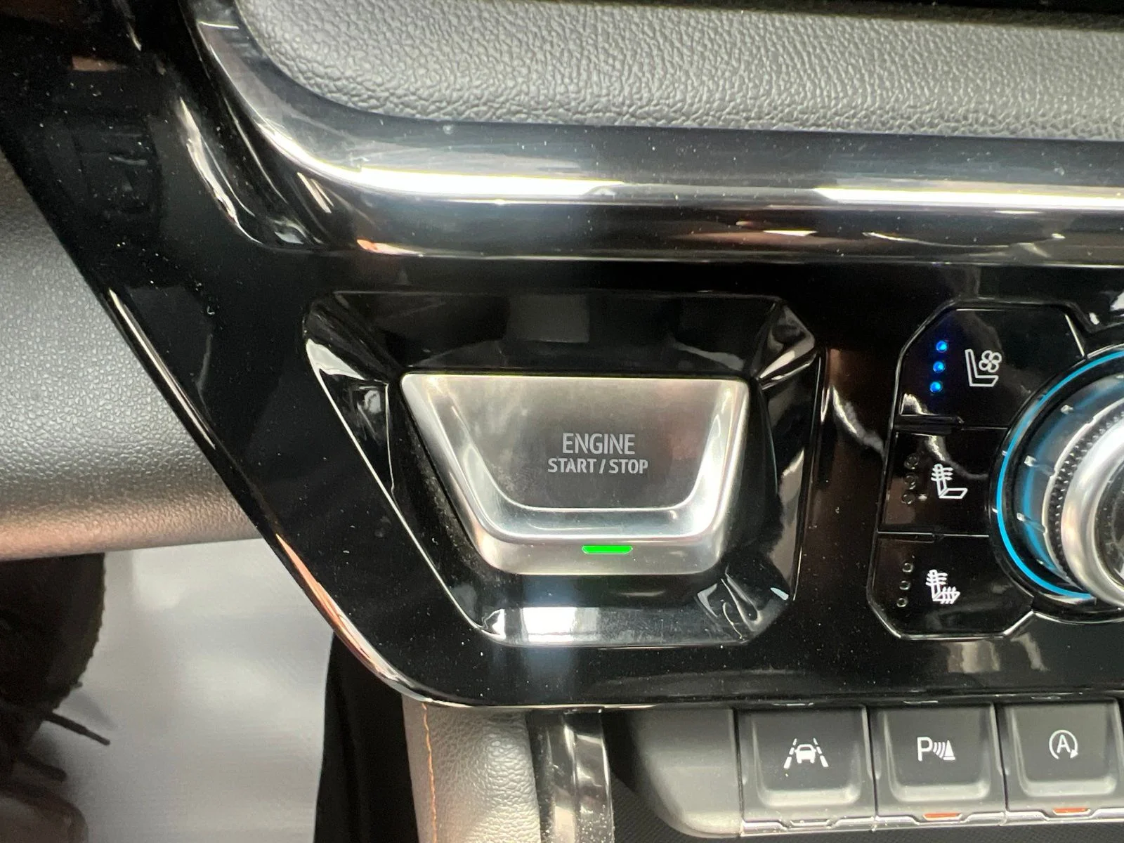 Used 2024 Blue Metallic GMC AT4 image 33