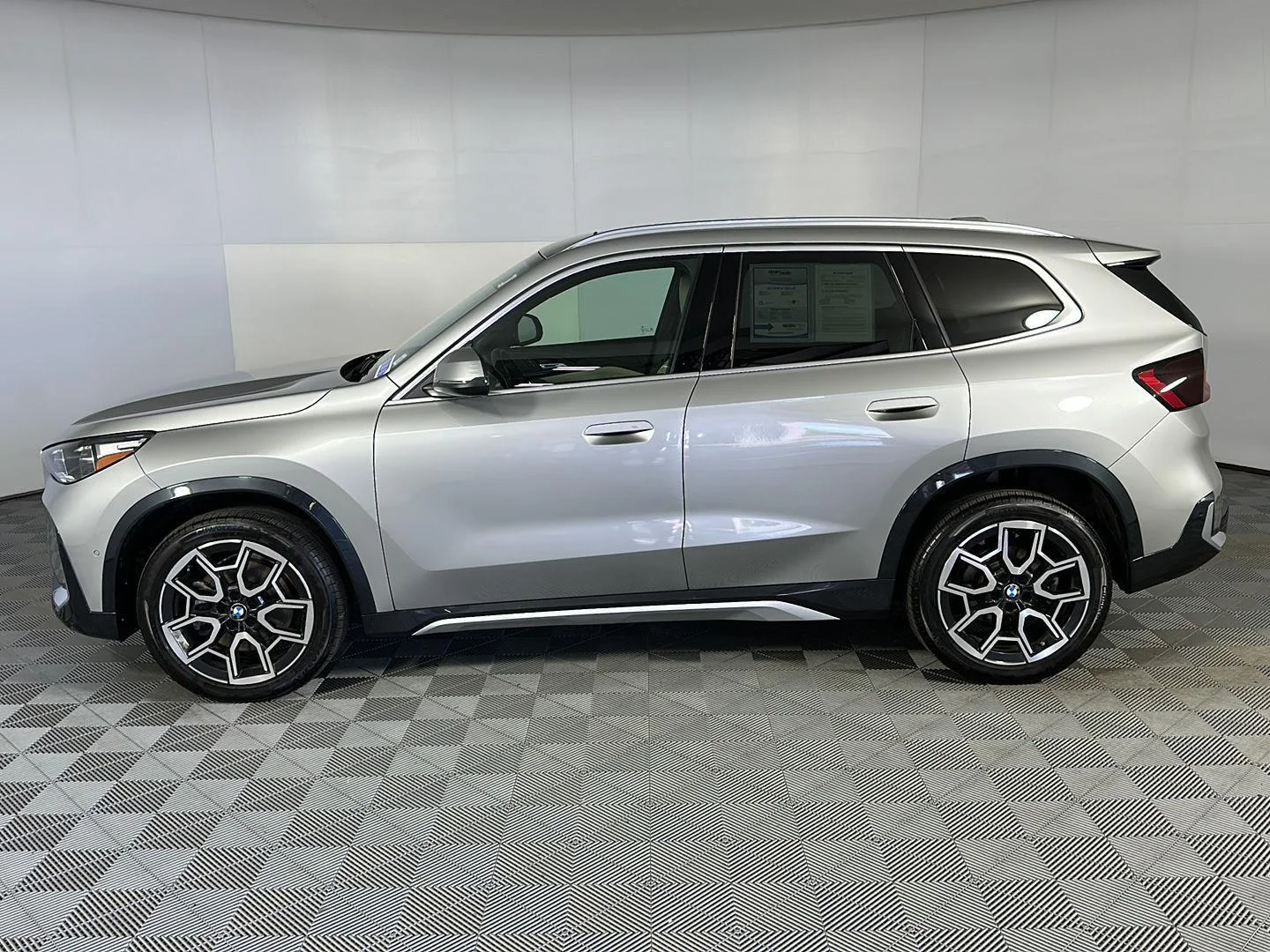 Used 2025 Space Silver Metallic BMW xDrive28i image 15