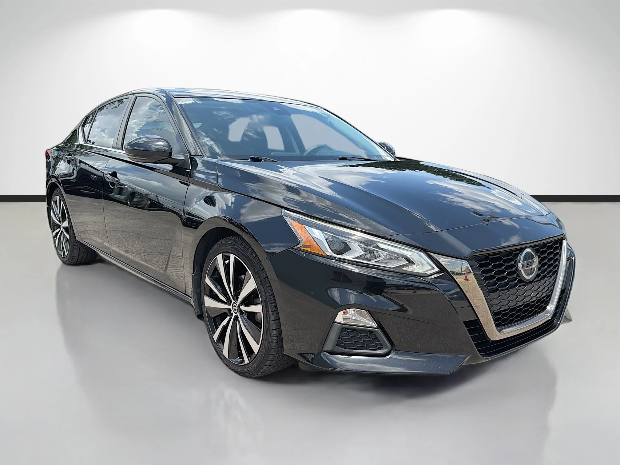 Used 2020 Super Black Nissan 2.5 SR image 1