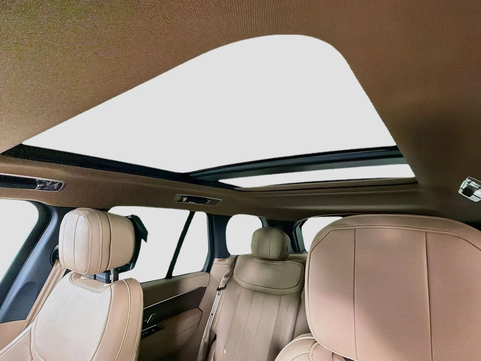 New 2026 Belgravia Green Land Rover SE image 9