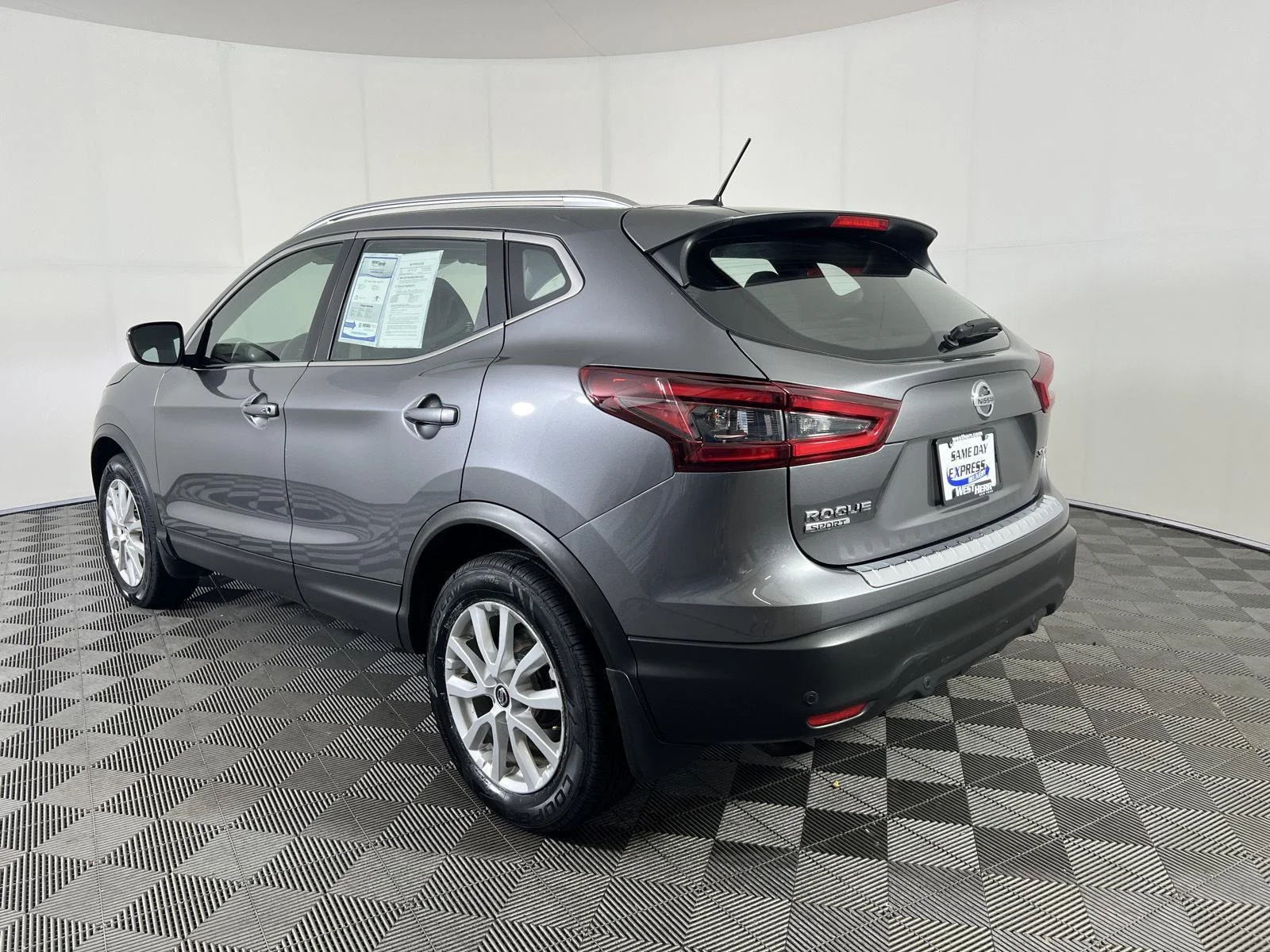 Used 2022 Gun Metallic Nissan SV image 5