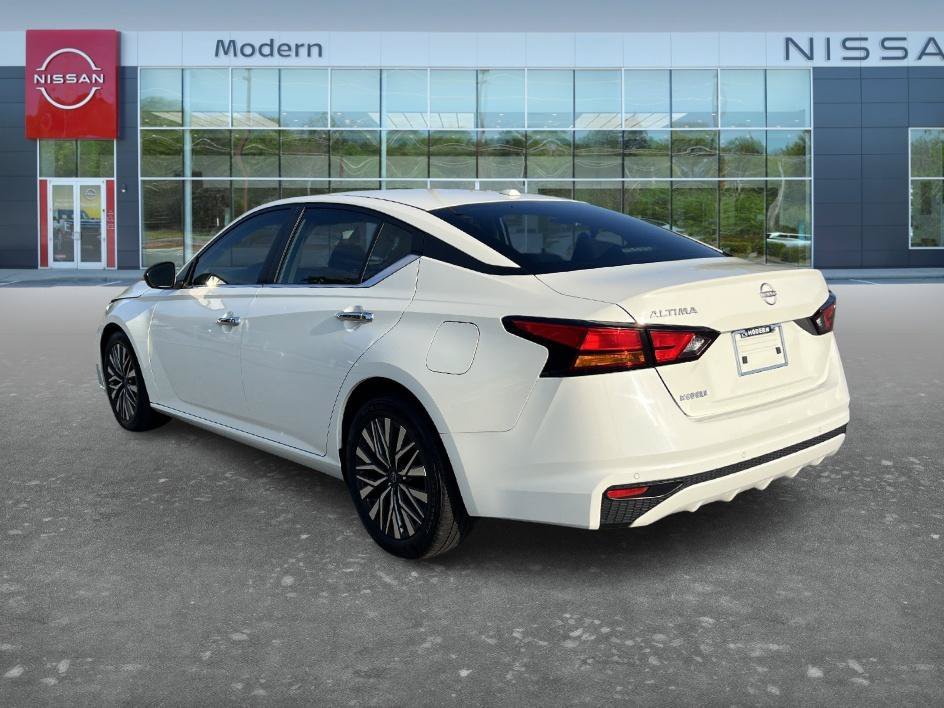 Used 2025 Glacier White Nissan SV image 7