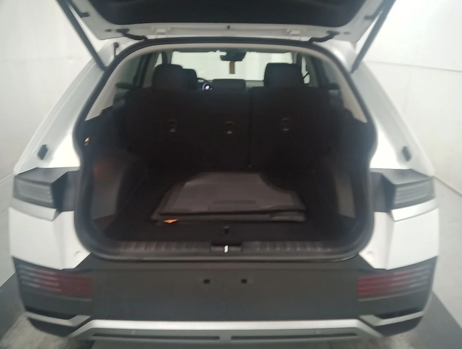Used 2024 White Hyundai SEL image 11