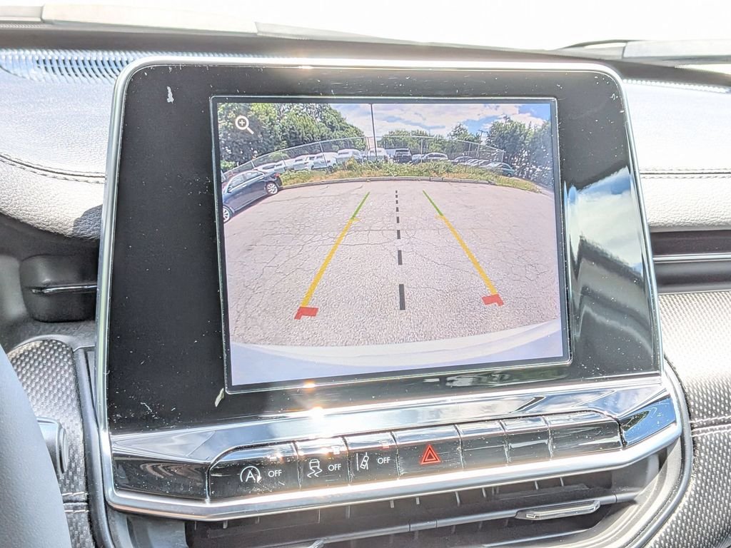 Used 2022 White Jeep Latitude image 19
