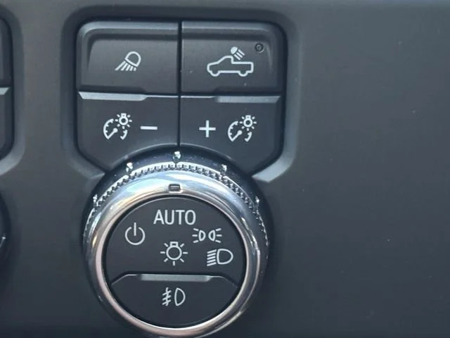 Used 2025 Sterling Metallic GMC AT4 image 27