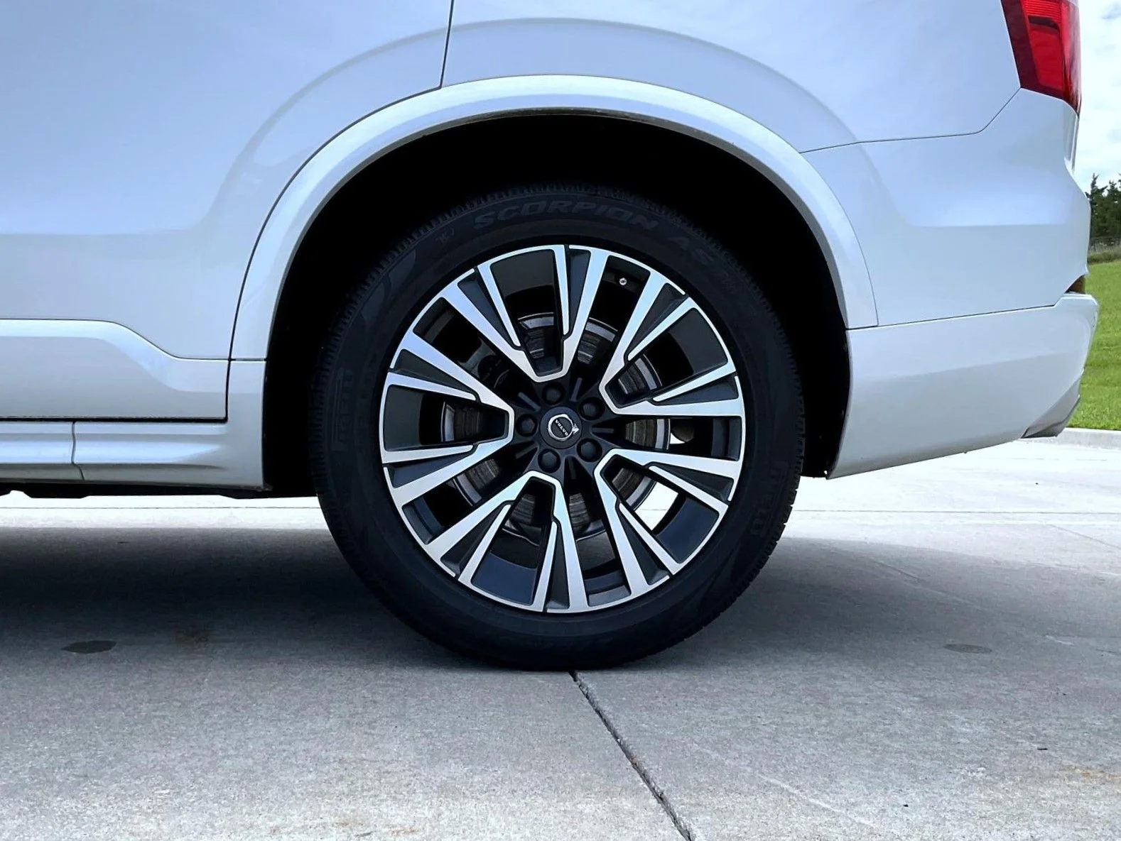 Used 2020 White Volvo T5 Momentum image 25