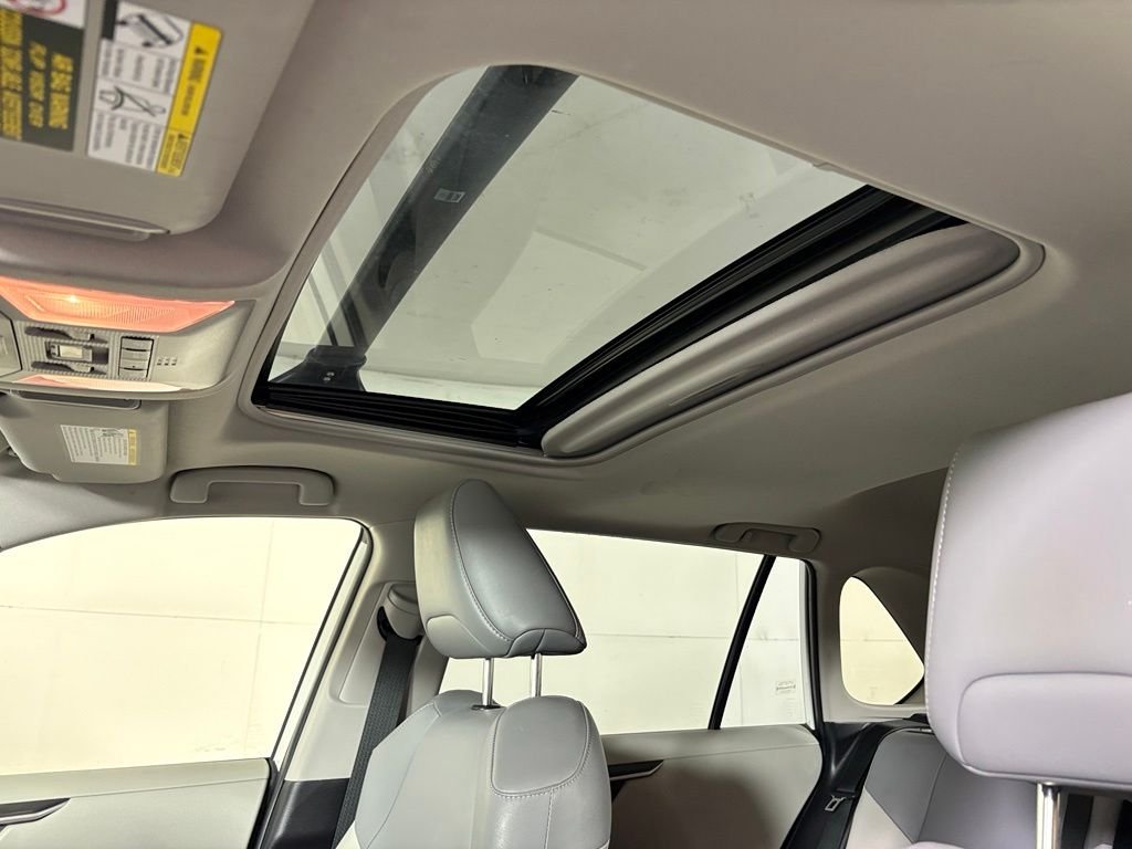 Used 2021 White Toyota XLE Premium image 18