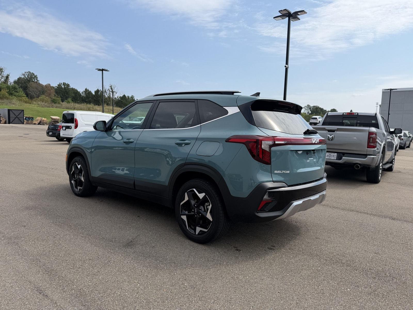 Used 2025 Pluton Blue Kia EX image 4