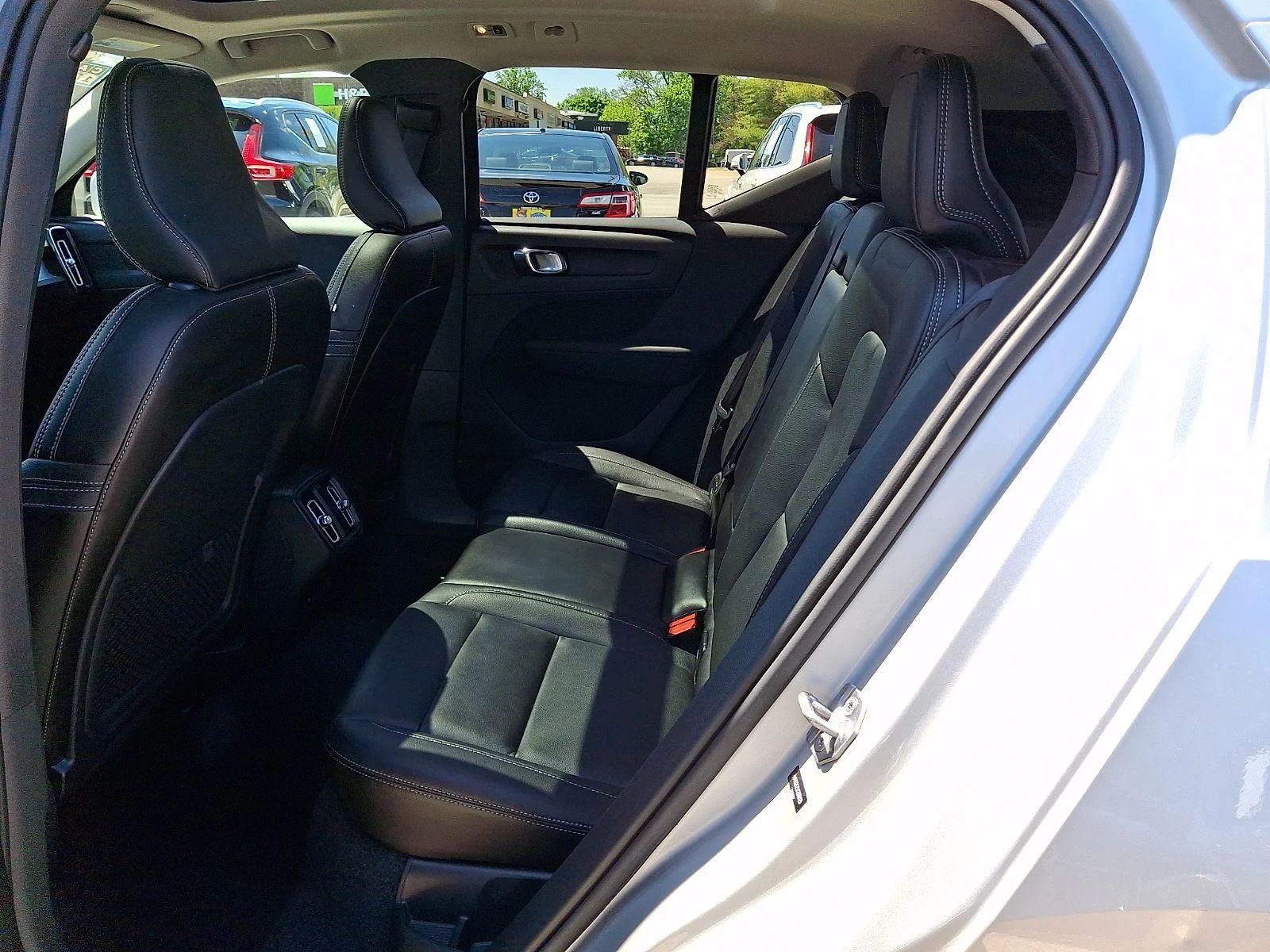 Used 2019 Bright Silver Metallic Volvo Momentum image 10