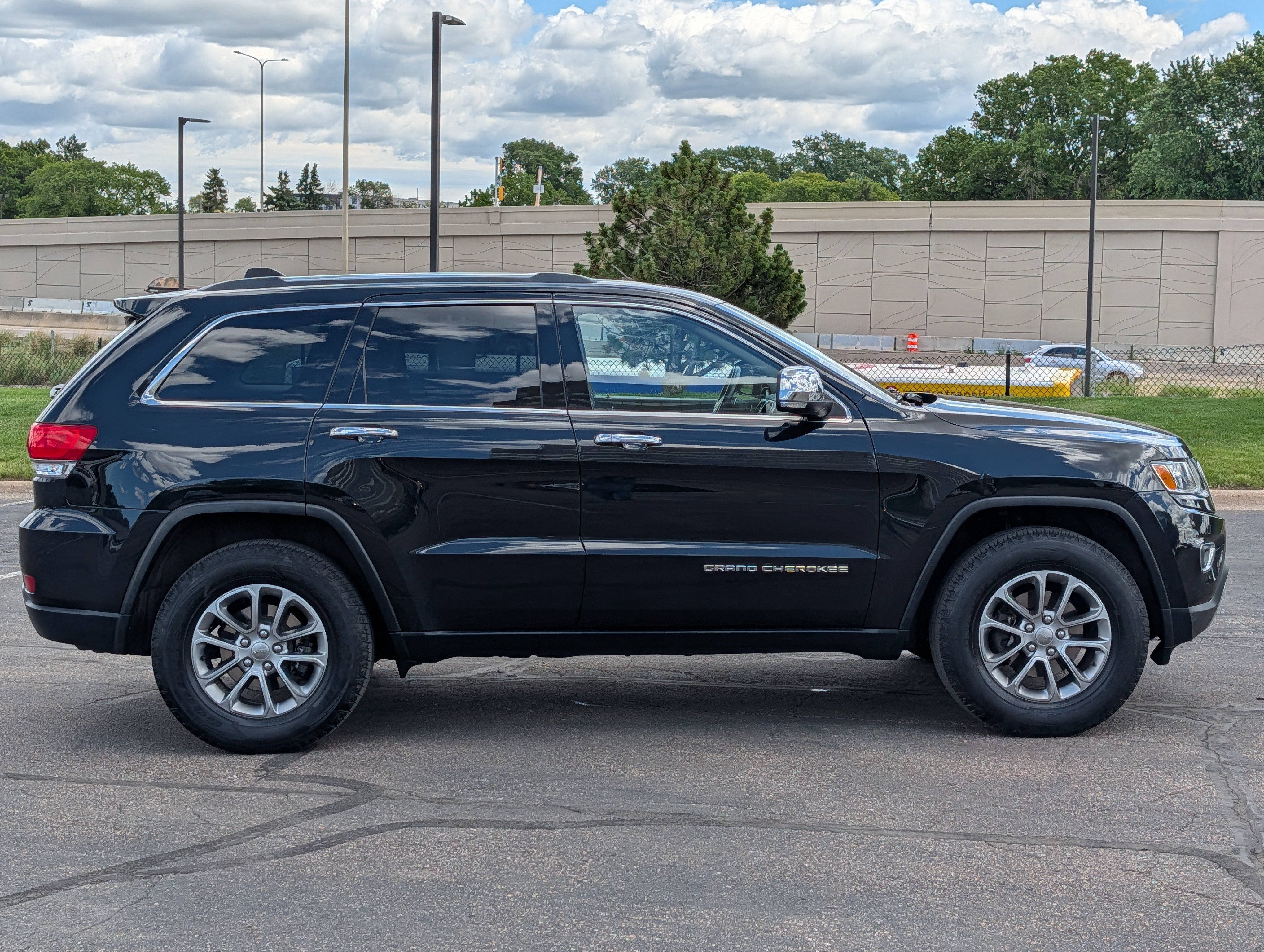 Used 2015 Brilliant Black Crystal Pearlcoat Jeep Limited image 8