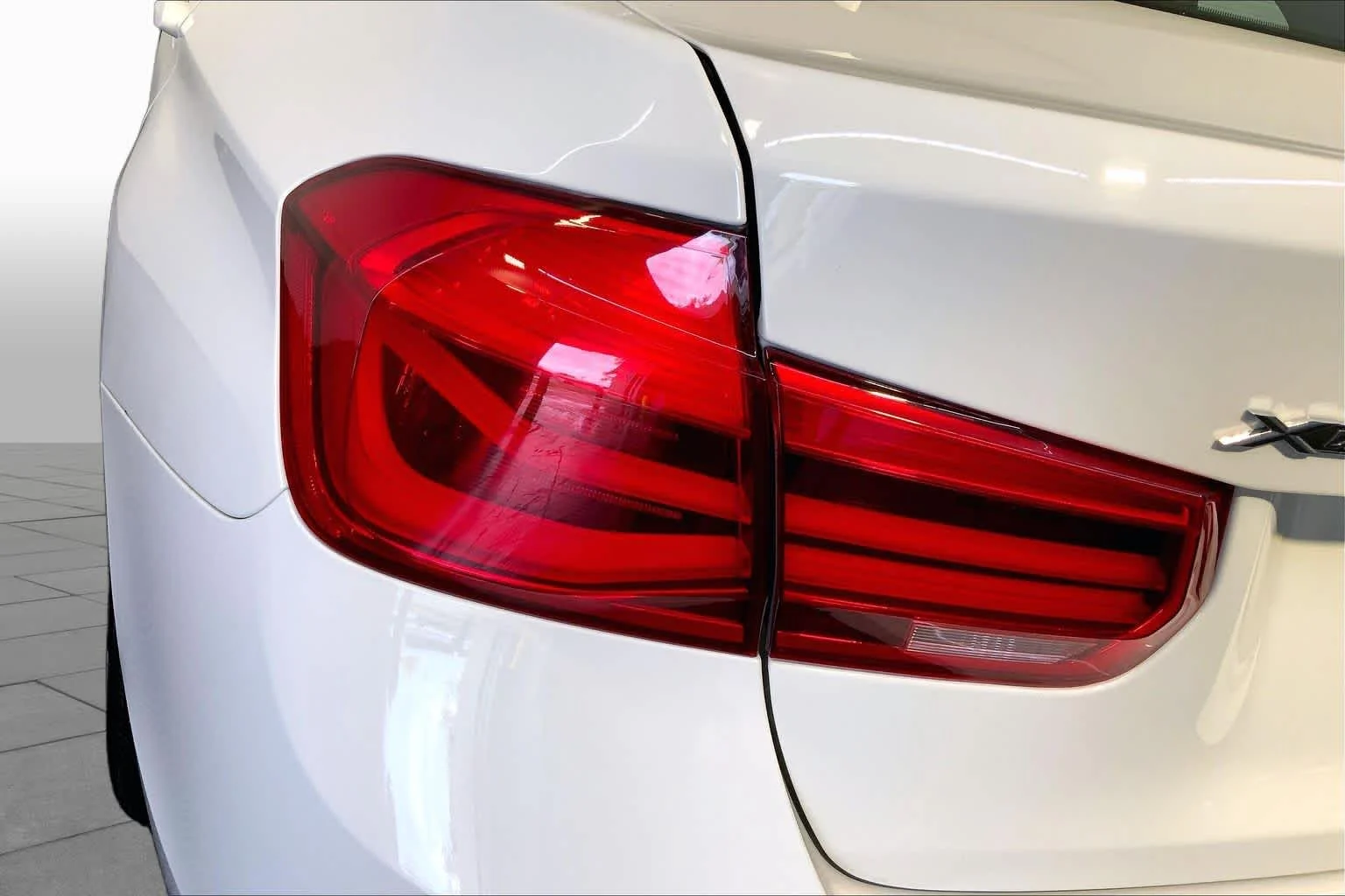 Used 2018 Alpine White BMW 320i xDrive image 28