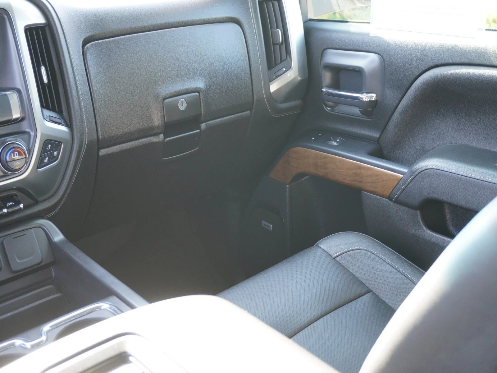 Used 2018 Deep Ocean Blue Metallic Chevrolet LTZ image 17