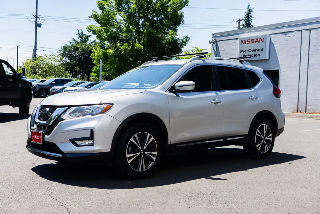 Used 2018 Silver Nissan SL image 3