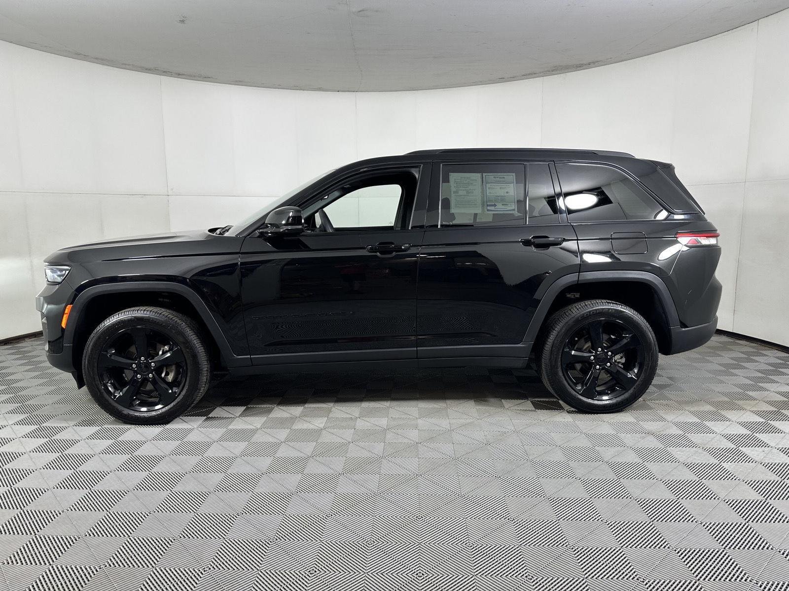 Used 2023 Diamond Black Crystal Pearlcoat Jeep Altitude image 15