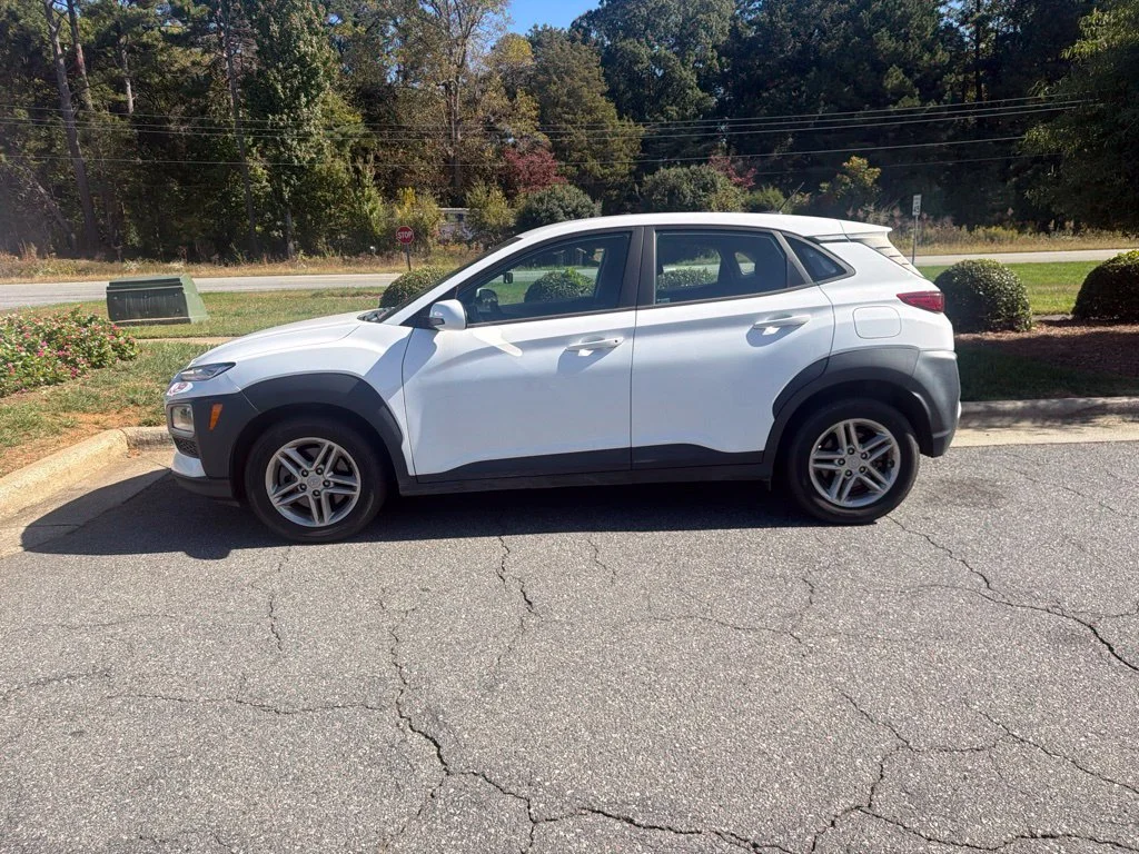 Used 2021 White Hyundai SE image 9