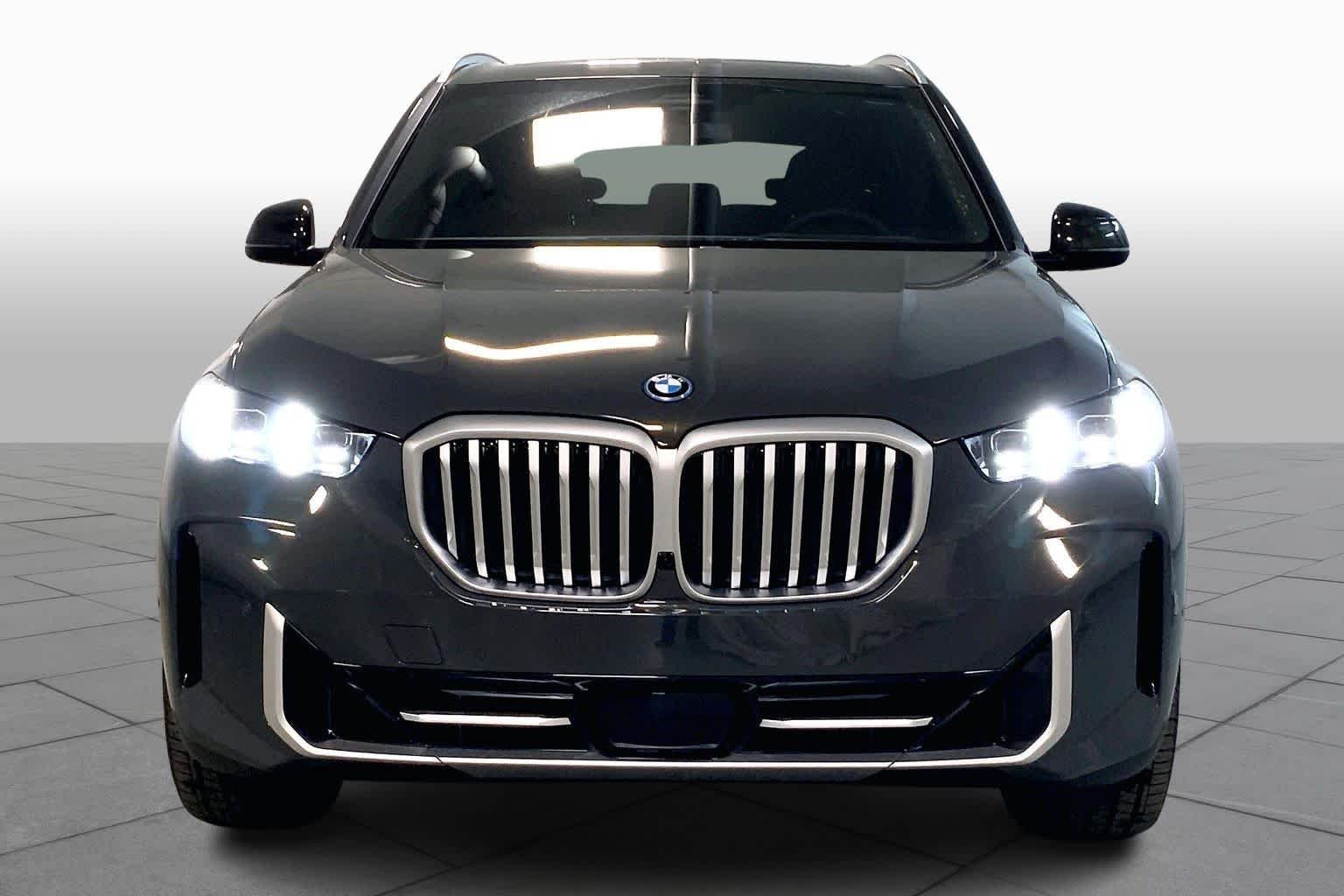 New 2026 Dravit Grey Metallic BMW xDrive50e image 3